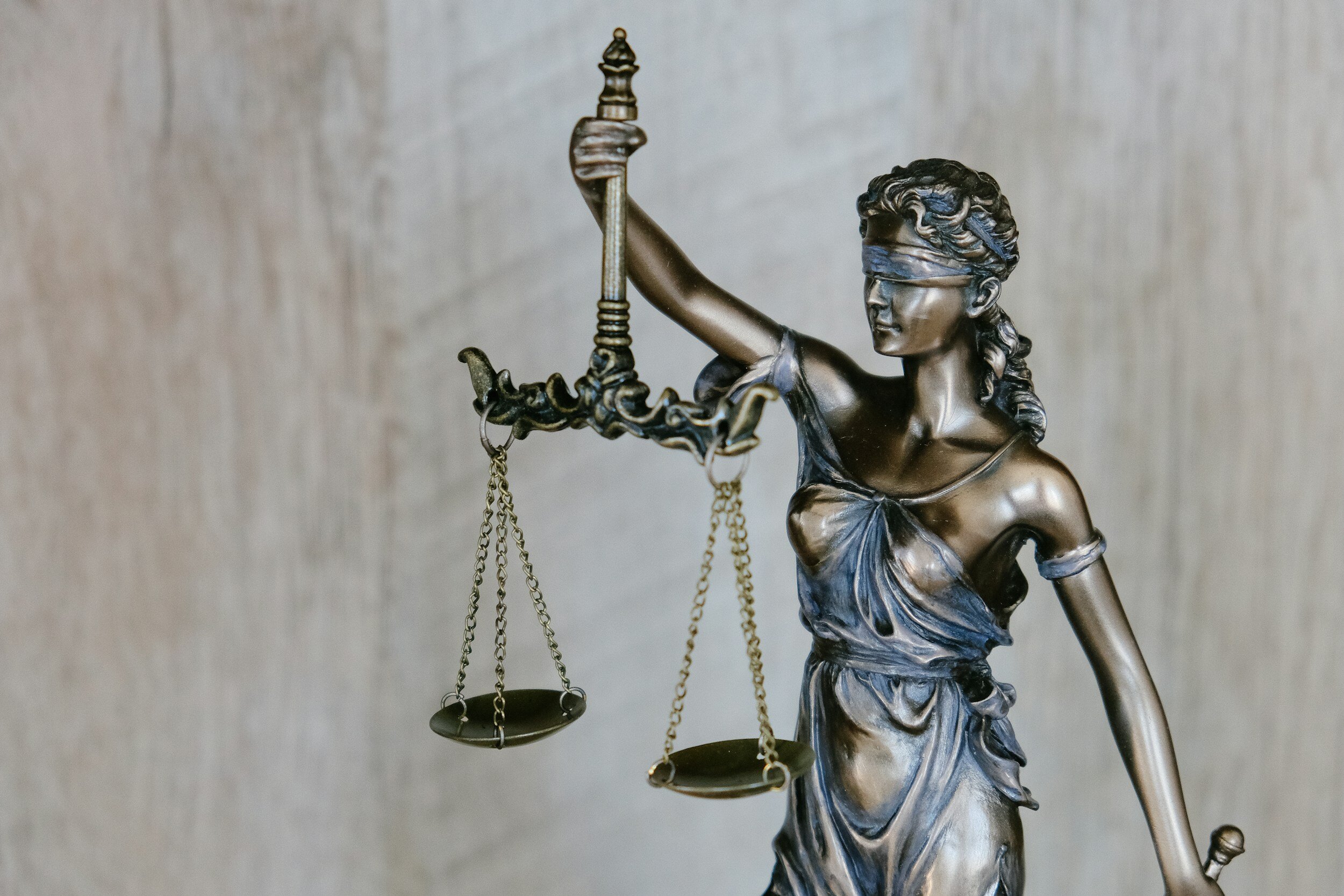 Abogados y demandados celebran la decisión de un tribunal federal de mantener la política de Biden en materia de libertad condicional para inmigrantes